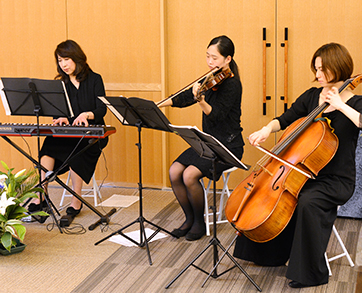 自社の音楽部による演奏